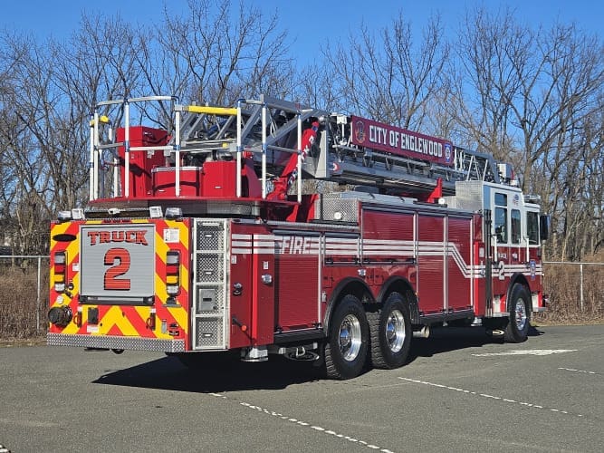 New Pierce Fire Truck - Enforcer 100' Ladder delivered to City of ...